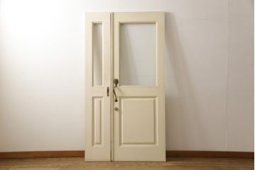 両開きドア1対をリペア&カスタム!高さと幅をリサイズし、引手周りの丸穴は埋め木処理。既存のペンキ塗装部分は清掃し、埋め木・付け足し箇所のみホワイト系で着色。(扉、玄関扉、ドア2枚セット)