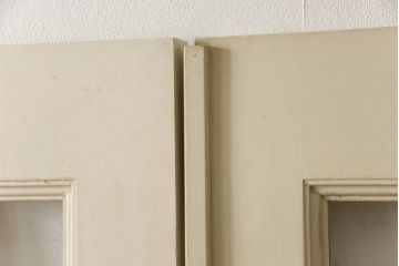 両開きドア1対をリペア&カスタム!高さと幅をリサイズし、引手周りの丸穴は埋め木処理。既存のペンキ塗装部分は清掃し、埋め木・付け足し箇所のみホワイト系で着色。(扉、玄関扉、ドア2枚セット)