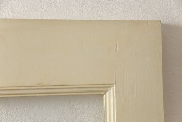 両開きドア1対をリペア&カスタム!高さと幅をリサイズし、引手周りの丸穴は埋め木処理。既存のペンキ塗装部分は清掃し、埋め木・付け足し箇所のみホワイト系で着色。(扉、玄関扉、ドア2枚セット)