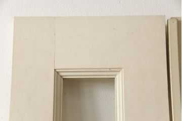 両開きドア1対をリペア&カスタム!高さと幅をリサイズし、引手周りの丸穴は埋め木処理。既存のペンキ塗装部分は清掃し、埋め木・付け足し箇所のみホワイト系で着色。(扉、玄関扉、ドア2枚セット)
