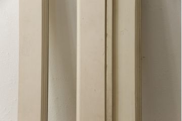 両開きドア1対をリペア&カスタム!高さと幅をリサイズし、引手周りの丸穴は埋め木処理。既存のペンキ塗装部分は清掃し、埋め木・付け足し箇所のみホワイト系で着色。(扉、玄関扉、ドア2枚セット)