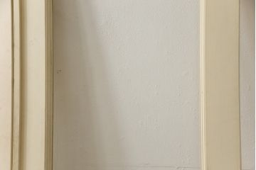 両開きドア1対をリペア&カスタム!高さと幅をリサイズし、引手周りの丸穴は埋め木処理。既存のペンキ塗装部分は清掃し、埋め木・付け足し箇所のみホワイト系で着色。(扉、玄関扉、ドア2枚セット)