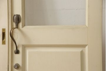 両開きドア1対をリペア&カスタム!高さと幅をリサイズし、引手周りの丸穴は埋め木処理。既存のペンキ塗装部分は清掃し、埋め木・付け足し箇所のみホワイト系で着色。(扉、玄関扉、ドア2枚セット)