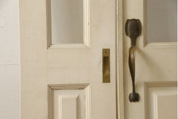 両開きドア1対をリペア&カスタム!高さと幅をリサイズし、引手周りの丸穴は埋め木処理。既存のペンキ塗装部分は清掃し、埋め木・付け足し箇所のみホワイト系で着色。(扉、玄関扉、ドア2枚セット)