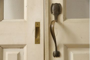 両開きドア1対をリペア&カスタム!高さと幅をリサイズし、引手周りの丸穴は埋め木処理。既存のペンキ塗装部分は清掃し、埋め木・付け足し箇所のみホワイト系で着色。(扉、玄関扉、ドア2枚セット)