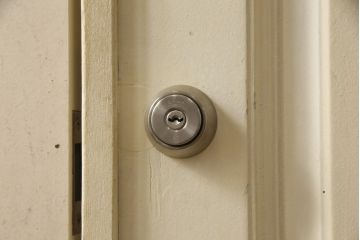 両開きドア1対をリペア&カスタム!高さと幅をリサイズし、引手周りの丸穴は埋め木処理。既存のペンキ塗装部分は清掃し、埋め木・付け足し箇所のみホワイト系で着色。(扉、玄関扉、ドア2枚セット)