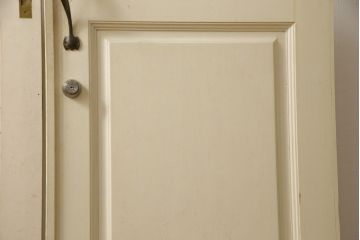 両開きドア1対をリペア&カスタム!高さと幅をリサイズし、引手周りの丸穴は埋め木処理。既存のペンキ塗装部分は清掃し、埋め木・付け足し箇所のみホワイト系で着色。(扉、玄関扉、ドア2枚セット)