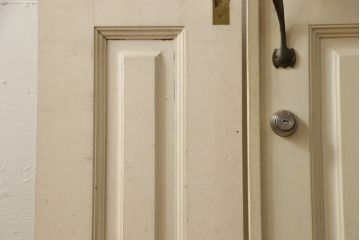 両開きドア1対をリペア&カスタム!高さと幅をリサイズし、引手周りの丸穴は埋め木処理。既存のペンキ塗装部分は清掃し、埋め木・付け足し箇所のみホワイト系で着色。(扉、玄関扉、ドア2枚セット)