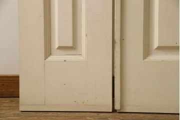 両開きドア1対をリペア&カスタム!高さと幅をリサイズし、引手周りの丸穴は埋め木処理。既存のペンキ塗装部分は清掃し、埋め木・付け足し箇所のみホワイト系で着色。(扉、玄関扉、ドア2枚セット)