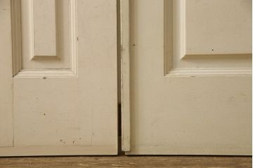 両開きドア1対をリペア&カスタム!高さと幅をリサイズし、引手周りの丸穴は埋め木処理。既存のペンキ塗装部分は清掃し、埋め木・付け足し箇所のみホワイト系で着色。(扉、玄関扉、ドア2枚セット)