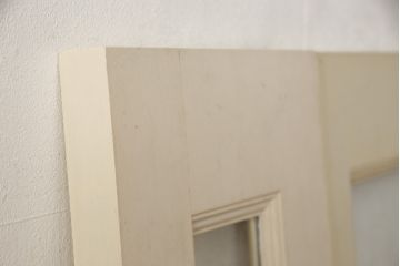 両開きドア1対をリペア&カスタム!高さと幅をリサイズし、引手周りの丸穴は埋め木処理。既存のペンキ塗装部分は清掃し、埋め木・付け足し箇所のみホワイト系で着色。(扉、玄関扉、ドア2枚セット)