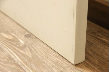 両開きドア1対をリペア&カスタム!高さと幅をリサイズし、引手周りの丸穴は埋め木処理。既存のペンキ塗装部分は清掃し、埋め木・付け足し箇所のみホワイト系で着色。(扉、玄関扉、ドア2枚セット)