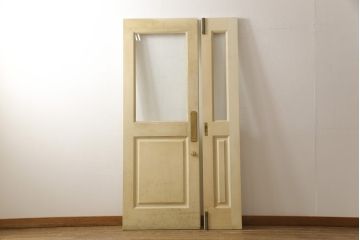 両開きドア1対をリペア&カスタム!高さと幅をリサイズし、引手周りの丸穴は埋め木処理。既存のペンキ塗装部分は清掃し、埋め木・付け足し箇所のみホワイト系で着色。(扉、玄関扉、ドア2枚セット)