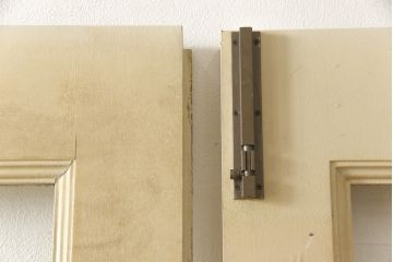 両開きドア1対をリペア&カスタム!高さと幅をリサイズし、引手周りの丸穴は埋め木処理。既存のペンキ塗装部分は清掃し、埋め木・付け足し箇所のみホワイト系で着色。(扉、玄関扉、ドア2枚セット)