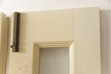 両開きドア1対をリペア&カスタム!高さと幅をリサイズし、引手周りの丸穴は埋め木処理。既存のペンキ塗装部分は清掃し、埋め木・付け足し箇所のみホワイト系で着色。(扉、玄関扉、ドア2枚セット)