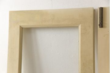 両開きドア1対をリペア&カスタム!高さと幅をリサイズし、引手周りの丸穴は埋め木処理。既存のペンキ塗装部分は清掃し、埋め木・付け足し箇所のみホワイト系で着色。(扉、玄関扉、ドア2枚セット)