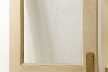 両開きドア1対をリペア&カスタム!高さと幅をリサイズし、引手周りの丸穴は埋め木処理。既存のペンキ塗装部分は清掃し、埋め木・付け足し箇所のみホワイト系で着色。(扉、玄関扉、ドア2枚セット)