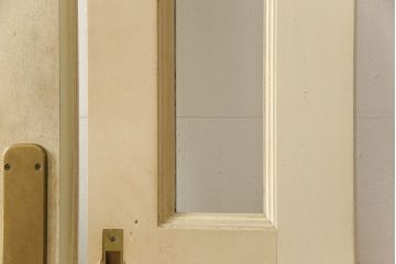 両開きドア1対をリペア&カスタム!高さと幅をリサイズし、引手周りの丸穴は埋め木処理。既存のペンキ塗装部分は清掃し、埋め木・付け足し箇所のみホワイト系で着色。(扉、玄関扉、ドア2枚セット)