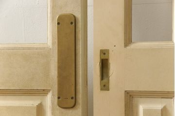 両開きドア1対をリペア&カスタム!高さと幅をリサイズし、引手周りの丸穴は埋め木処理。既存のペンキ塗装部分は清掃し、埋め木・付け足し箇所のみホワイト系で着色。(扉、玄関扉、ドア2枚セット)