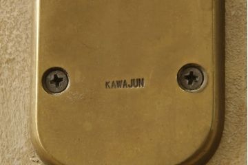 両開きドア1対をリペア&カスタム!高さと幅をリサイズし、引手周りの丸穴は埋め木処理。既存のペンキ塗装部分は清掃し、埋め木・付け足し箇所のみホワイト系で着色。(扉、玄関扉、ドア2枚セット)