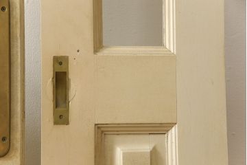 両開きドア1対をリペア&カスタム!高さと幅をリサイズし、引手周りの丸穴は埋め木処理。既存のペンキ塗装部分は清掃し、埋め木・付け足し箇所のみホワイト系で着色。(扉、玄関扉、ドア2枚セット)