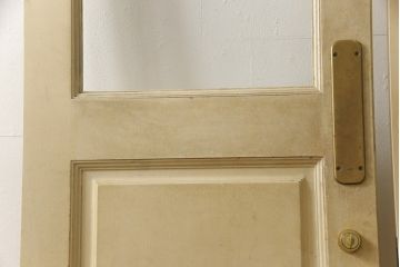両開きドア1対をリペア&カスタム!高さと幅をリサイズし、引手周りの丸穴は埋め木処理。既存のペンキ塗装部分は清掃し、埋め木・付け足し箇所のみホワイト系で着色。(扉、玄関扉、ドア2枚セット)