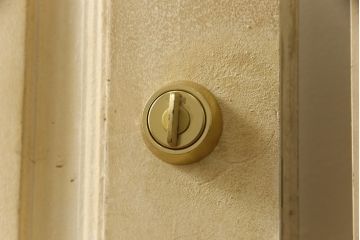 両開きドア1対をリペア&カスタム!高さと幅をリサイズし、引手周りの丸穴は埋め木処理。既存のペンキ塗装部分は清掃し、埋め木・付け足し箇所のみホワイト系で着色。(扉、玄関扉、ドア2枚セット)