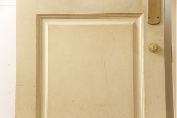 両開きドア1対をリペア&カスタム!高さと幅をリサイズし、引手周りの丸穴は埋め木処理。既存のペンキ塗装部分は清掃し、埋め木・付け足し箇所のみホワイト系で着色。(扉、玄関扉、ドア2枚セット)