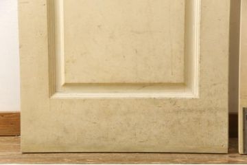 両開きドア1対をリペア&カスタム!高さと幅をリサイズし、引手周りの丸穴は埋め木処理。既存のペンキ塗装部分は清掃し、埋め木・付け足し箇所のみホワイト系で着色。(扉、玄関扉、ドア2枚セット)