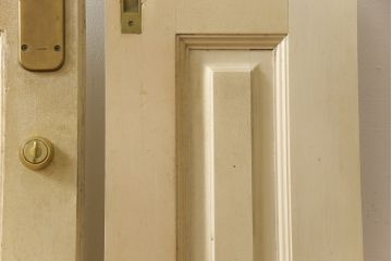 両開きドア1対をリペア&カスタム!高さと幅をリサイズし、引手周りの丸穴は埋め木処理。既存のペンキ塗装部分は清掃し、埋め木・付け足し箇所のみホワイト系で着色。(扉、玄関扉、ドア2枚セット)