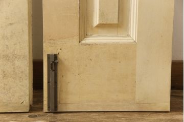 両開きドア1対をリペア&カスタム!高さと幅をリサイズし、引手周りの丸穴は埋め木処理。既存のペンキ塗装部分は清掃し、埋め木・付け足し箇所のみホワイト系で着色。(扉、玄関扉、ドア2枚セット)