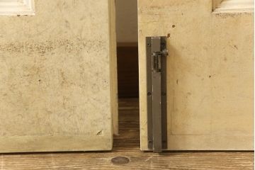 両開きドア1対をリペア&カスタム!高さと幅をリサイズし、引手周りの丸穴は埋め木処理。既存のペンキ塗装部分は清掃し、埋め木・付け足し箇所のみホワイト系で着色。(扉、玄関扉、ドア2枚セット)