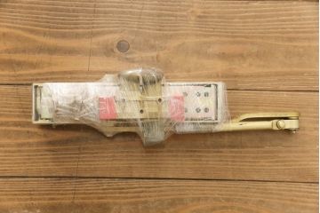 両開きドア1対をリペア&カスタム!高さと幅をリサイズし、引手周りの丸穴は埋め木処理。既存のペンキ塗装部分は清掃し、埋め木・付け足し箇所のみホワイト系で着色。(扉、玄関扉、ドア2枚セット)