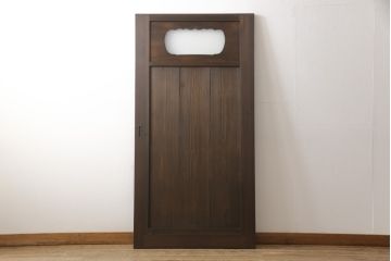 ガラス入り板戸をリペア&カスタム!高さと幅をリサイズし、引手場所を調節し取付け。ガラスは新品のすりガラスに取り替え、現状のお品物に合わせて着色。(引き戸、建具)