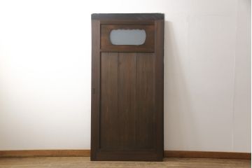 ガラス入り板戸をリペア&カスタム!高さと幅をリサイズし、引手場所を調節し取付け。ガラスは新品のすりガラスに取り替え、現状のお品物に合わせて着色。(引き戸、建具)