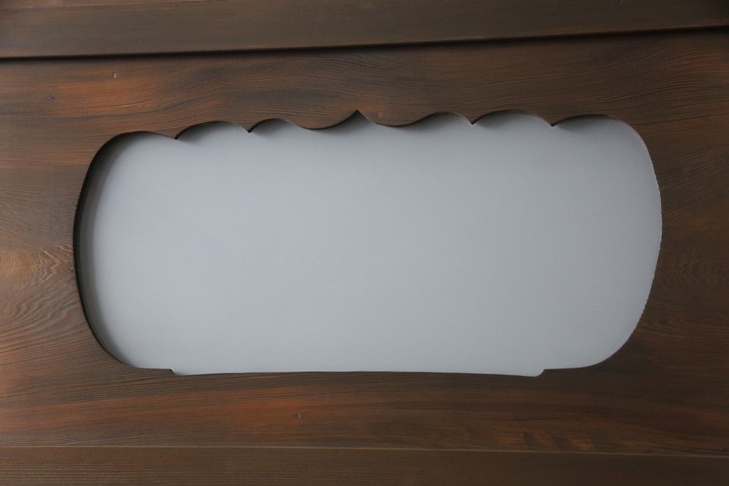 ガラス入り板戸をリペア&カスタム!高さと幅をリサイズし、引手場所を調節し取付け。ガラスは新品のすりガラスに取り替え、現状のお品物に合わせて着色。(引き戸、建具)