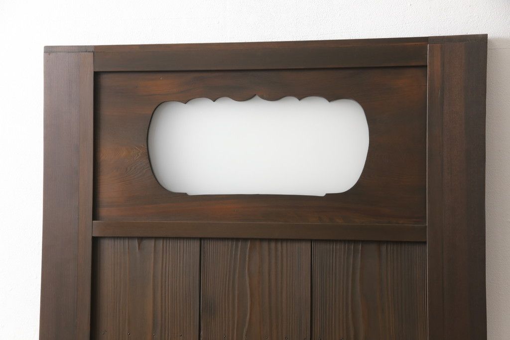 ガラス入り板戸をリペア&カスタム!高さと幅をリサイズし、引手場所を調節し取付け。ガラスは新品のすりガラスに取り替え、現状のお品物に合わせて着色。(引き戸、建具)