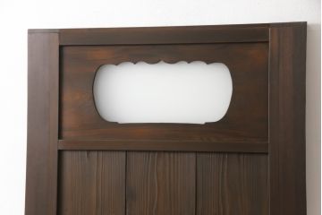 ガラス入り板戸をリペア&カスタム!高さと幅をリサイズし、引手場所を調節し取付け。ガラスは新品のすりガラスに取り替え、現状のお品物に合わせて着色。(引き戸、建具)