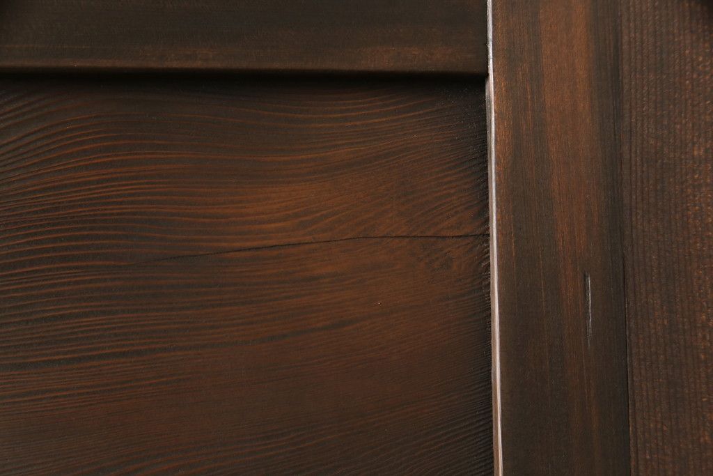 ガラス入り板戸をリペア&カスタム!高さと幅をリサイズし、引手場所を調節し取付け。ガラスは新品のすりガラスに取り替え、現状のお品物に合わせて着色。(引き戸、建具)