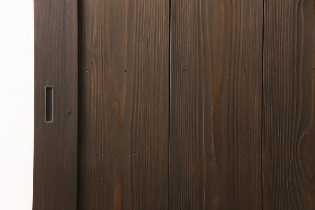 ガラス入り板戸をリペア&カスタム!高さと幅をリサイズし、引手場所を調節し取付け。ガラスは新品のすりガラスに取り替え、現状のお品物に合わせて着色。(引き戸、建具)