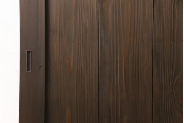 ガラス入り板戸をリペア&カスタム!高さと幅をリサイズし、引手場所を調節し取付け。ガラスは新品のすりガラスに取り替え、現状のお品物に合わせて着色。(引き戸、建具)