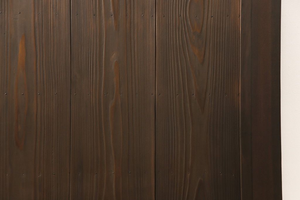 ガラス入り板戸をリペア&カスタム!高さと幅をリサイズし、引手場所を調節し取付け。ガラスは新品のすりガラスに取り替え、現状のお品物に合わせて着色。(引き戸、建具)