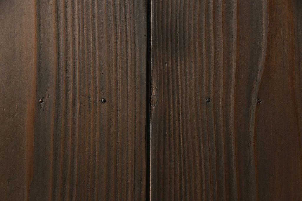 ガラス入り板戸をリペア&カスタム!高さと幅をリサイズし、引手場所を調節し取付け。ガラスは新品のすりガラスに取り替え、現状のお品物に合わせて着色。(引き戸、建具)