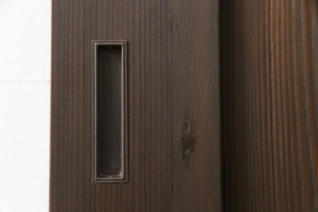 ガラス入り板戸をリペア&カスタム!高さと幅をリサイズし、引手場所を調節し取付け。ガラスは新品のすりガラスに取り替え、現状のお品物に合わせて着色。(引き戸、建具)