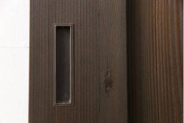 ガラス入り板戸をリペア&カスタム!高さと幅をリサイズし、引手場所を調節し取付け。ガラスは新品のすりガラスに取り替え、現状のお品物に合わせて着色。(引き戸、建具)