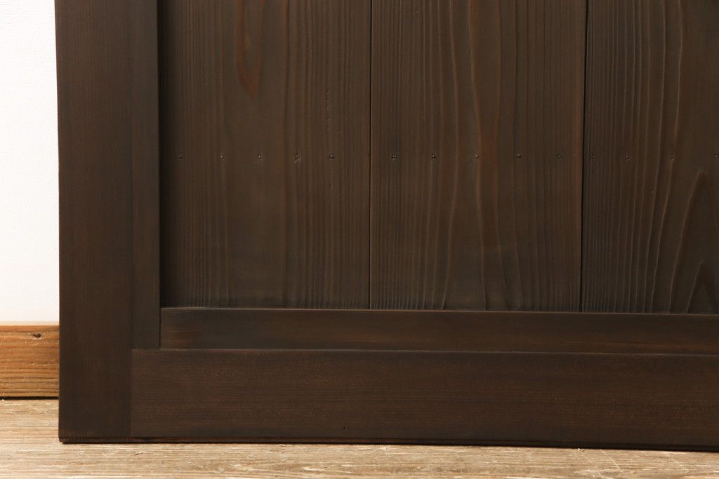 ガラス入り板戸をリペア&カスタム!高さと幅をリサイズし、引手場所を調節し取付け。ガラスは新品のすりガラスに取り替え、現状のお品物に合わせて着色。(引き戸、建具)