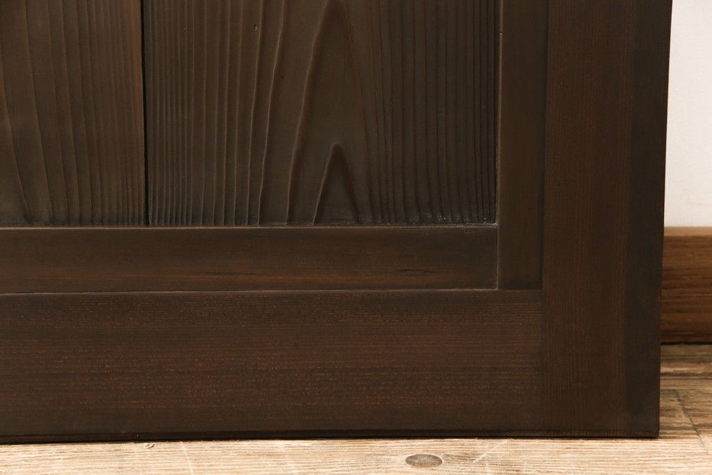 ガラス入り板戸をリペア&カスタム!高さと幅をリサイズし、引手場所を調節し取付け。ガラスは新品のすりガラスに取り替え、現状のお品物に合わせて着色。(引き戸、建具)