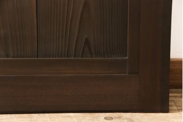 ガラス入り板戸をリペア&カスタム!高さと幅をリサイズし、引手場所を調節し取付け。ガラスは新品のすりガラスに取り替え、現状のお品物に合わせて着色。(引き戸、建具)