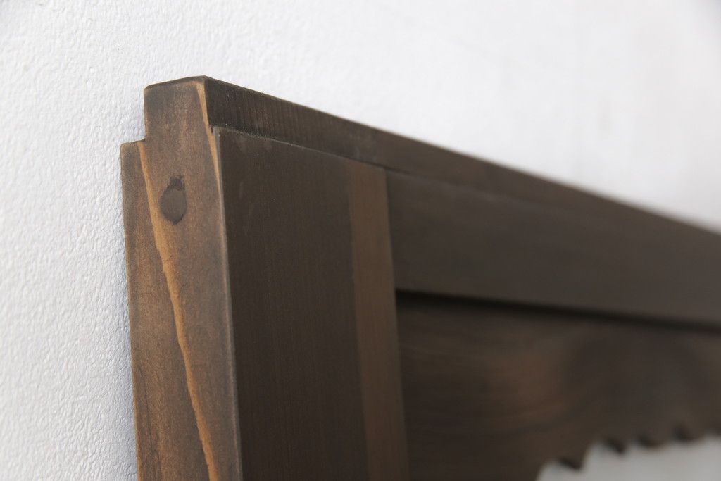 ガラス入り板戸をリペア&カスタム!高さと幅をリサイズし、引手場所を調節し取付け。ガラスは新品のすりガラスに取り替え、現状のお品物に合わせて着色。(引き戸、建具)