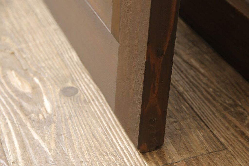 ガラス入り板戸をリペア&カスタム!高さと幅をリサイズし、引手場所を調節し取付け。ガラスは新品のすりガラスに取り替え、現状のお品物に合わせて着色。(引き戸、建具)